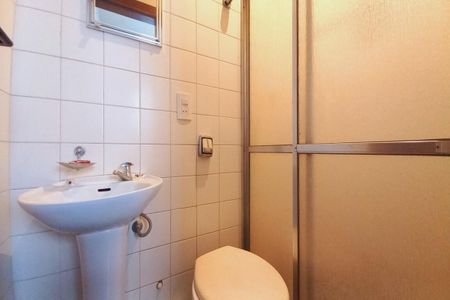 Casa de condomínio para alugar com 398m², 4 quartos e 2 vagas Casa de condomínio para alugar com 398m², 4 quartos e 2 vagasBanheiro de Serviço