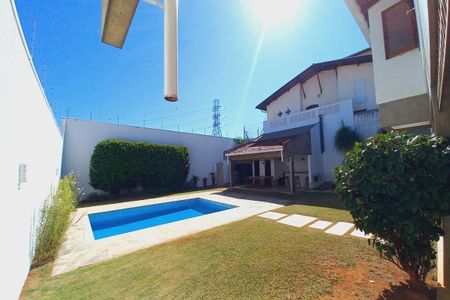 Casa de condomínio para alugar com 398m², 4 quartos e 2 vagas Casa de condomínio para alugar com 398m², 4 quartos e 2 vagasÁrea comum - Piscina