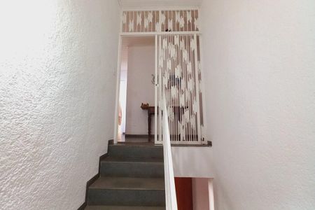 Casa de condomínio para alugar com 398m², 4 quartos e 2 vagas Casa de condomínio para alugar com 398m², 4 quartos e 2 vagasEscada