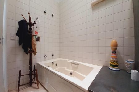 Casa de condomínio para alugar com 398m², 4 quartos e 2 vagas Casa de condomínio para alugar com 398m², 4 quartos e 2 vagasBanheiro da Suíte