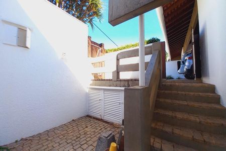 Casa de condomínio para alugar com 398m², 4 quartos e 2 vagas Casa de condomínio para alugar com 398m², 4 quartos e 2 vagasCorredor Lateral de Acesso