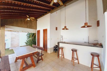 Casa de condomínio para alugar com 398m², 4 quartos e 2 vagas Casa de condomínio para alugar com 398m², 4 quartos e 2 vagasÁrea comum - Churrasqueira