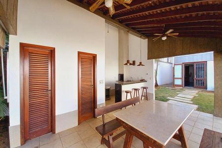 Casa de condomínio para alugar com 398m², 4 quartos e 2 vagas Casa de condomínio para alugar com 398m², 4 quartos e 2 vagasÁrea comum - Churrasqueira