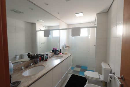 Apartamento à venda com 176m², 4 quartos e 3 vagasBanheiro da Suíte 2
