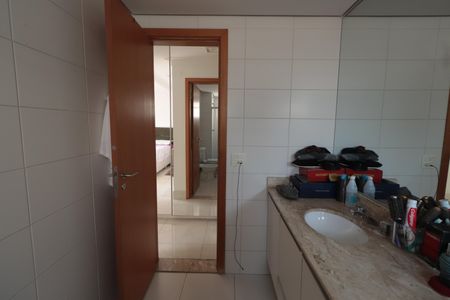 Apartamento à venda com 176m², 4 quartos e 3 vagasBanheiro da Suíte 2