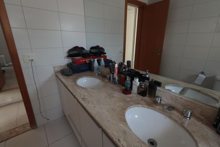 Apartamento à venda com 176m², 4 quartos e 3 vagasBanheiro da Suíte 2