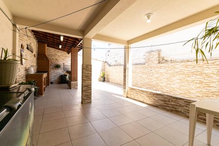 Casa à venda com 200m², 2 quartos e 2 vagas Casa à venda com 200m², 2 quartos e 2 vagasQuintal
