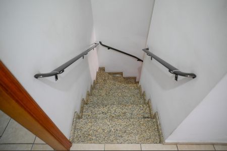 Casa à venda com 92m², 2 quartos e 1 vaga Casa à venda com 92m², 2 quartos e 1 vagaEscada