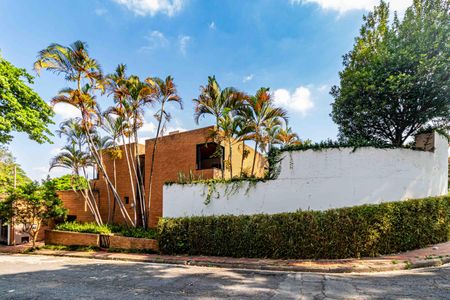 Casa à venda com 227m², 4 quartos e 2 vagas Casa à venda com 227m², 4 quartos e 2 vagasFachada