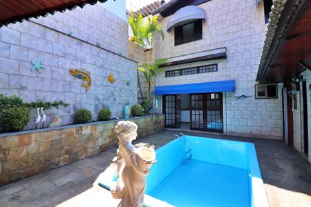 Casa à venda com 233m², 3 quartos e 3 vagasPiscina