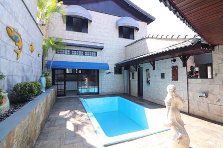 Casa à venda com 233m², 3 quartos e 3 vagasPiscina