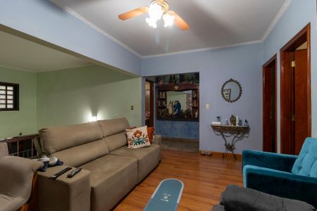 Casa à venda com 233m², 4 quartos e 3 vagasSala