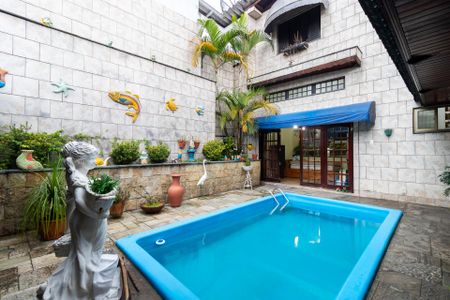 Casa à venda com 233m², 4 quartos e 3 vagasPiscina