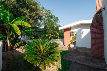 Casa de condomínio à venda com 198m², 3 quartos e 2 vagas Casa de condomínio à venda com 198m², 3 quartos e 2 vagasQuintal dos Fundos