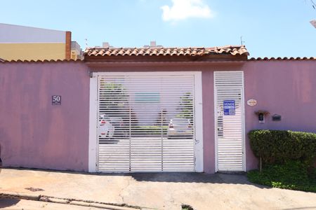 Casa à venda com 64m², 2 quartos e 1 vagaFachada do imóvel - Placa instalada no portão 