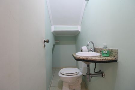 Casa de condomínio à venda com 180m², 3 quartos e 2 vagasLavabo