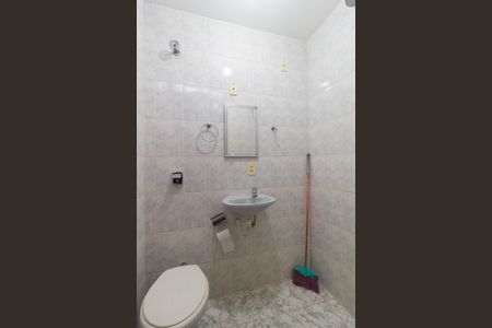 Casa à venda com 138m², 4 quartos e 2 vagas Casa à venda com 138m², 4 quartos e 2 vagasEdícula - Banheiro