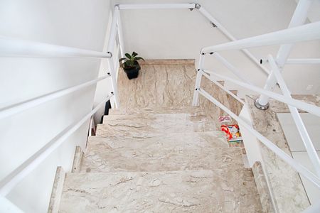 Casa à venda com 180m², 3 quartos e 2 vagasEscada acesso aos Quartos