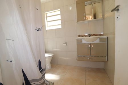 Casa à venda com 240m², 2 quartos e 3 vagasBanheiro de Serviço