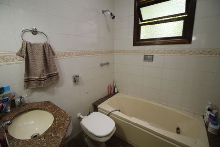 Casa à venda com 360m², 3 quartos e 4 vagasBanheiro da Suíte 2