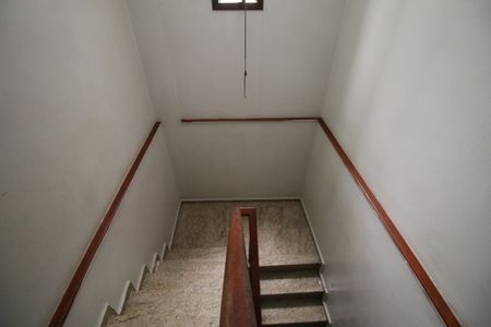 Casa à venda com 360m², 3 quartos e 4 vagasSala - escada 2º piso