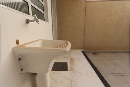 Casa à venda com 107m², 3 quartos e 2 vagasLavanderia