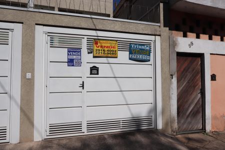 Casa à venda com 107m², 3 quartos e 2 vagasFachada