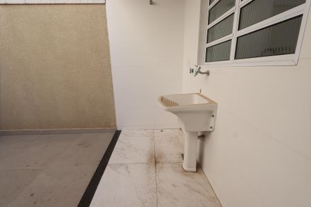 Casa à venda com 107m², 3 quartos e 2 vagasLavanderia