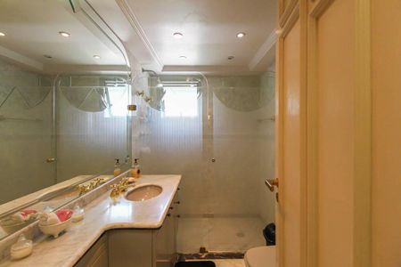 Apartamento à venda com 250m², 4 quartos e 3 vagas Apartamento à venda com 250m², 4 quartos e 3 vagasBanheiro