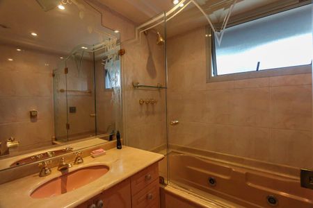 Apartamento à venda com 250m², 4 quartos e 3 vagas Apartamento à venda com 250m², 4 quartos e 3 vagasBanheiro da Suíte 2