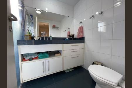 Apartamento à venda com 134m², 3 quartos e 2 vagas Apartamento à venda com 134m², 3 quartos e 2 vagasBanheiro da Suíte