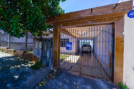 Casa à venda com 310m², 3 quartos e 3 vagas Casa à venda com 310m², 3 quartos e 3 vagasFachada