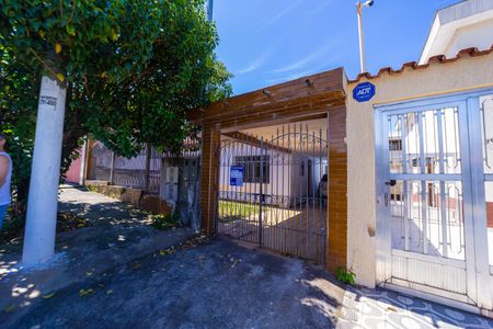 Casa à venda com 310m², 3 quartos e 3 vagas Casa à venda com 310m², 3 quartos e 3 vagasFachada