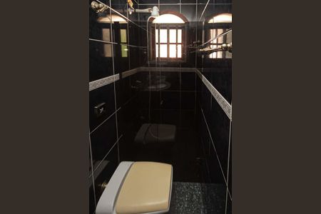 Casa à venda com 450m², 3 quartos e 8 vagas Casa à venda com 450m², 3 quartos e 8 vagasBanheiro da Garagem