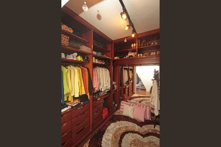 Casa à venda com 450m², 3 quartos e 8 vagas Casa à venda com 450m², 3 quartos e 8 vagasCloset da Suíte 2