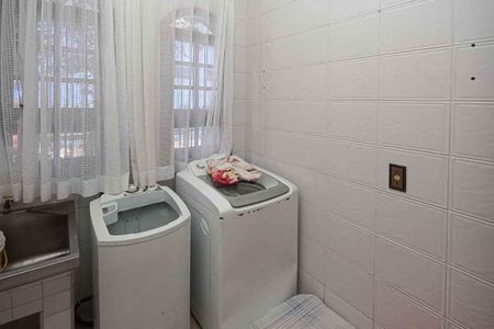 Casa à venda com 450m², 3 quartos e 8 vagas Casa à venda com 450m², 3 quartos e 8 vagasÁrea de Serviço