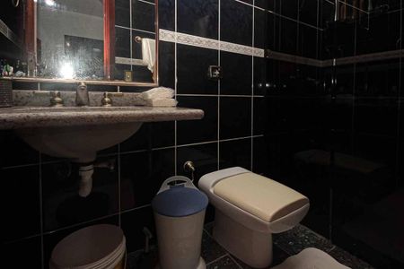 Casa à venda com 450m², 3 quartos e 8 vagas Casa à venda com 450m², 3 quartos e 8 vagasBanheiro Social