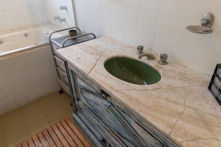 Casa à venda com 250m², 3 quartos e 2 vagasBanheiro da suíte