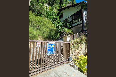 Casa de condomínio à venda com 343m², 5 quartos e 2 vagas Casa de condomínio à venda com 343m², 5 quartos e 2 vagasPlaca