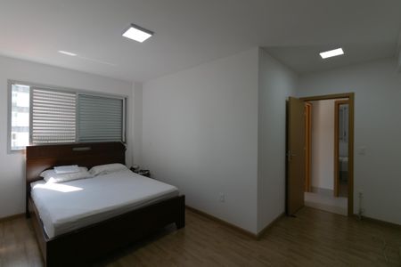 Apartamento à venda com 130m², 4 quartos e 3 vagas Apartamento à venda com 130m², 4 quartos e 3 vagasSuite 2