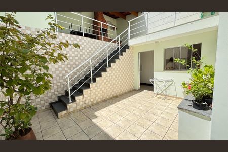 Casa à venda com 200m², 3 quartos e 3 vagas Casa à venda com 200m², 3 quartos e 3 vagasQuintal