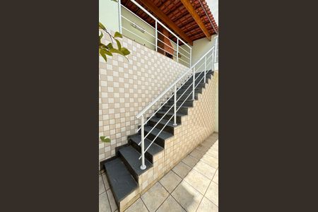 Casa à venda com 200m², 3 quartos e 3 vagas Casa à venda com 200m², 3 quartos e 3 vagasEscada