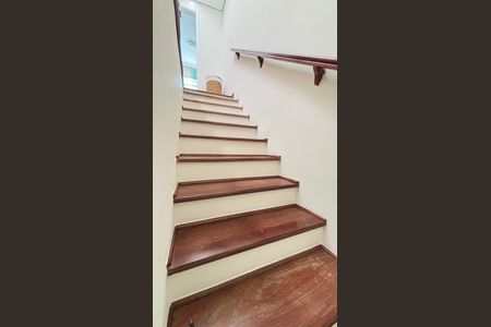 Casa à venda com 200m², 3 quartos e 3 vagas Casa à venda com 200m², 3 quartos e 3 vagasEscada