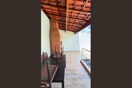 Casa à venda com 200m², 3 quartos e 3 vagas Casa à venda com 200m², 3 quartos e 3 vagasChurrasqueira