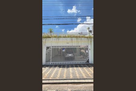 Casa à venda com 200m², 3 quartos e 3 vagas Casa à venda com 200m², 3 quartos e 3 vagasFachada