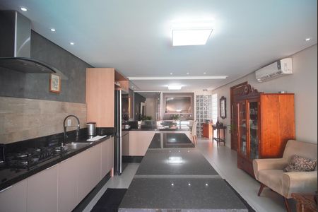 Casa à venda com 212m², 4 quartos e 1 vaga Casa à venda com 212m², 4 quartos e 1 vagaCozinha