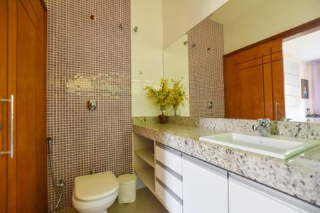 Casa à venda com 297m², 4 quartos e 2 vagasBanheiro da Suíte 1