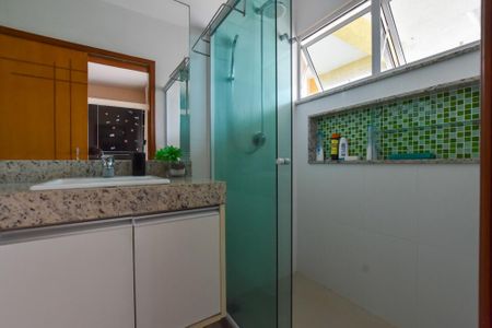 Casa à venda com 297m², 4 quartos e 2 vagasBanheiro da Suíte 2