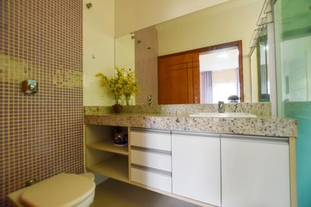 Casa à venda com 297m², 4 quartos e 2 vagasBanheiro da Suíte 1