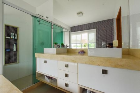 Casa à venda com 297m², 4 quartos e 2 vagasBanheiro da Suíte 4